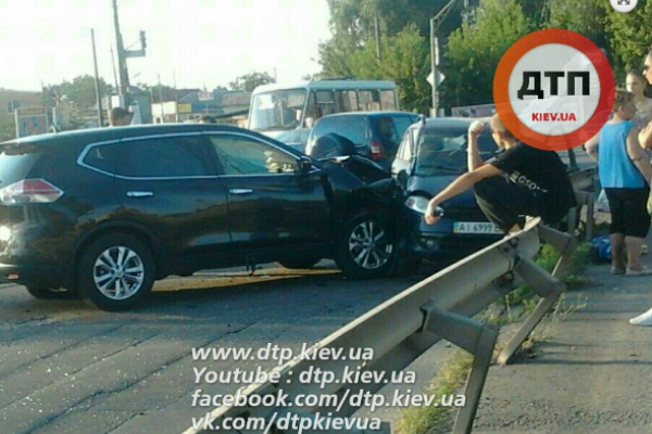 Под Киевом в Вишневом автомобиль Ниссан протаранил Чери, есть пострадавшие Под Киевом в Вишневом автомобиль Ниссан протаранил Чери, есть пострадавшие