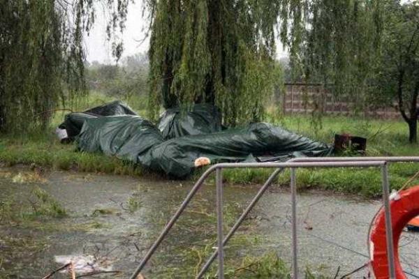 В Северодонецке непогода разрушила палаточный городок для переселенцев, пострадавших нет