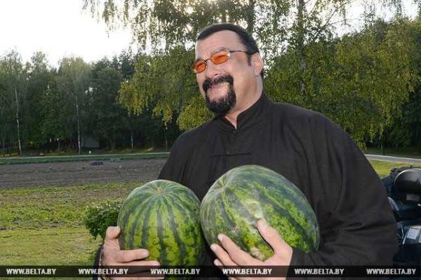 В Сети появилось видео, как Стивен Сигал ел морковку в Беларуси В Сети появилось видео, как Стивен Сигал ел морковку в Беларуси