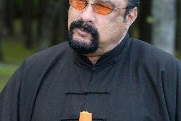 В Сети появилось видео, как Стивен Сигал ел морковку в Беларуси В Сети появилось видео, как Стивен Сигал ел морковку в Беларуси