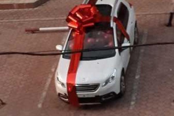 Над квартирой Моторолы в Донецке вывесили украинский флаг Над квартирой Моторолы в Донецке вывесили украинский флаг