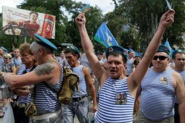 День ВДВ в Донецке: боевики ныряли в фонтан и стреляли на улицах города