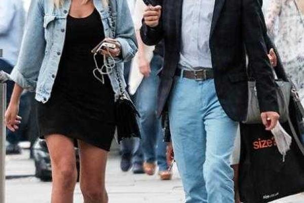 Возлюбленного Линдси Лохан заметили в обществе таинственной незнакомки