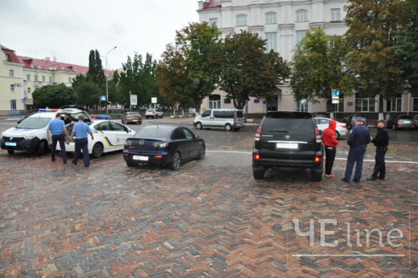 В Чернигове произошел инцидент: неизвестные испортили автомобиль с георгиевской лентой В Чернигове произошел инцидент: неизвестные испортили автомобиль с георгиевской лентой