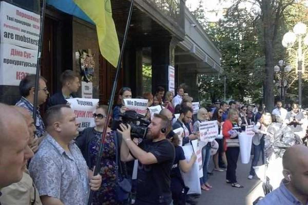 Активисты с пакетами на головах устроили протест под ГПУ Активисты с пакетами на головах устроили протест под ГПУ