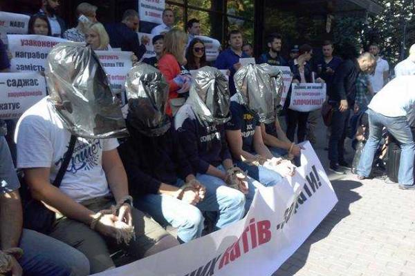 Активисты с пакетами на головах устроили протест под ГПУ Активисты с пакетами на головах устроили протест под ГПУ