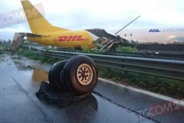 В Италии огромный "Боинг" перегородил шоссе