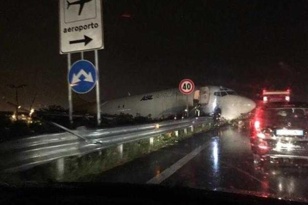 В Италии огромный "Боинг" перегородил шоссе