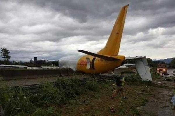 В Италии огромный "Боинг" перегородил шоссе