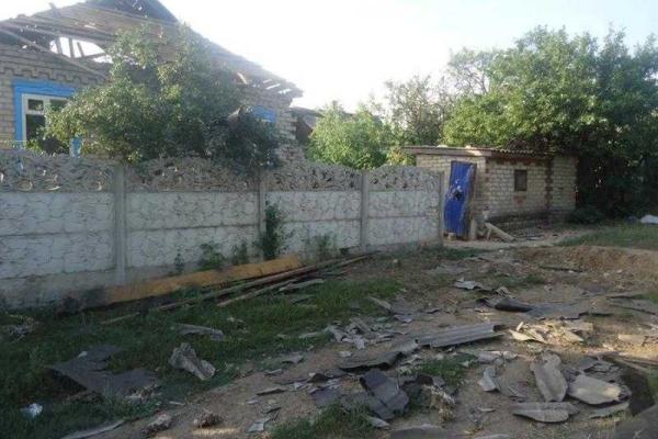 В Сети появились фото разрушений в обстрелянном Торецке В Сети появились фото разрушений в обстрелянном Торецке