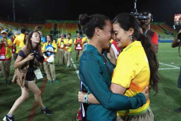 Рио-2016: сотрудник стадиона сделала предложение руки и сердца регбистке