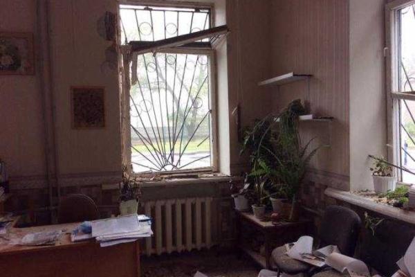 В Горловке обстрелом повреждены 9 частных домов и школа: обнародованы адреса попаданий