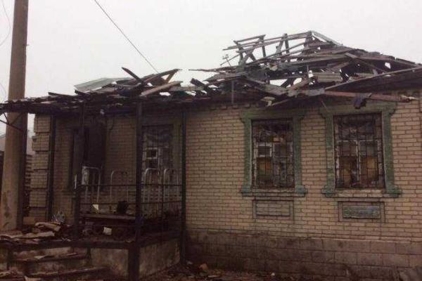 В Горловке обстрелом повреждены 9 частных домов и школа: обнародованы адреса попаданий