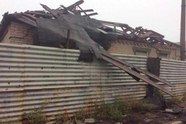 В Горловке обстрелом повреждены 9 частных домов и школа: обнародованы адреса попаданий