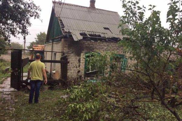 В Горловке обстрелом повреждены 9 частных домов и школа: обнародованы адреса попаданий