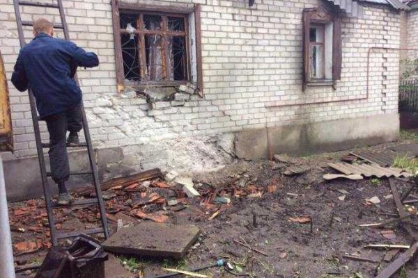 В Горловке обстрелом повреждены 9 частных домов и школа: обнародованы адреса попаданий