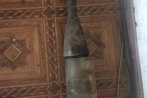 Волонтер показал остатки зажигательных мин, которыми боевики обстреливают блиндажи ВСУ Волонтер показал остатки зажигательных мин, которыми боевики обстреливают блиндажи ВСУ