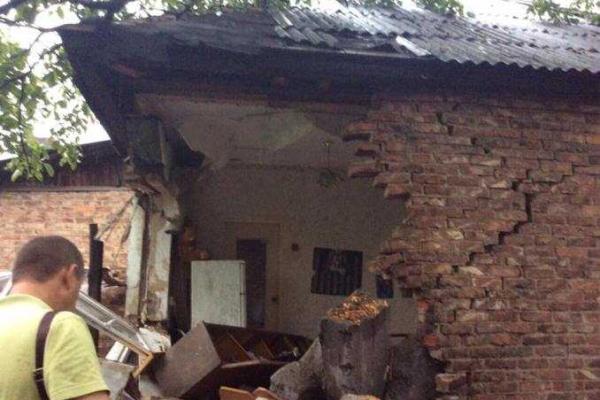 В Горловке обстрелом повреждены 9 частных домов и школа: обнародованы адреса попаданий