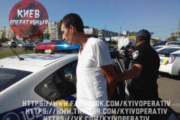 ДТП в Киеве: пьяная парочка на "Шевроле" протаранила вход в станцию метро ДТП в Киеве: пьяная парочка на "Шевроле" протаранила вход в станцию метро