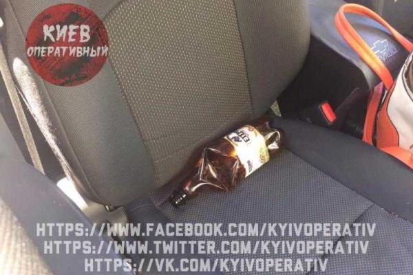 ДТП в Киеве: пьяная парочка на "Шевроле" протаранила вход в станцию метро ДТП в Киеве: пьяная парочка на "Шевроле" протаранила вход в станцию метро