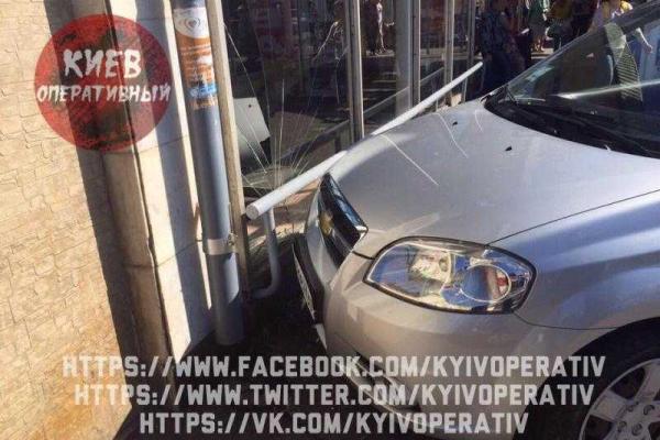 ДТП в Киеве: пьяная парочка на "Шевроле" протаранила вход в станцию метро ДТП в Киеве: пьяная парочка на "Шевроле" протаранила вход в станцию метро