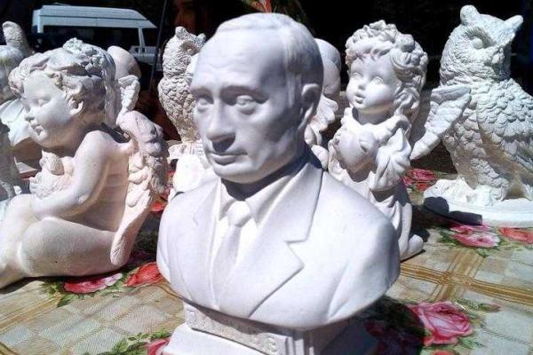 В Донецке предлагают купить и раскрасить гипсового Путина В Донецке предлагают купить и раскрасить гипсового Путина