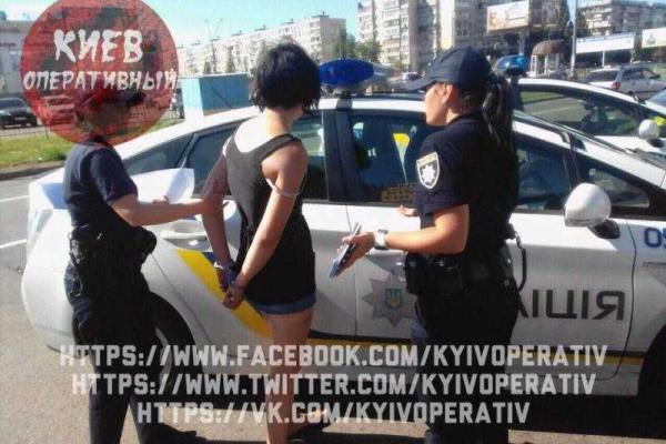 ДТП в Киеве: пьяная парочка на "Шевроле" протаранила вход в станцию метро ДТП в Киеве: пьяная парочка на "Шевроле" протаранила вход в станцию метро