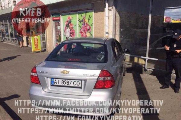 ДТП в Киеве: пьяная парочка на "Шевроле" протаранила вход в станцию метро ДТП в Киеве: пьяная парочка на "Шевроле" протаранила вход в станцию метро