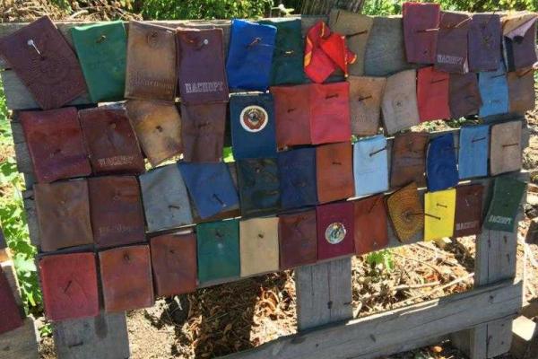 Украинские бойцы собрали коллекцию пророссийской атрибутики, изъятой у проезжающих через блокпост поклонников СССР Украинские бойцы собрали коллекцию пророссийской атрибутики, изъятой у проезжающих через блокпост поклонников СССР