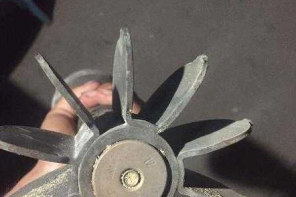 Волонтер показал остатки зажигательных мин, которыми боевики обстреливают блиндажи ВСУ Волонтер показал остатки зажигательных мин, которыми боевики обстреливают блиндажи ВСУ