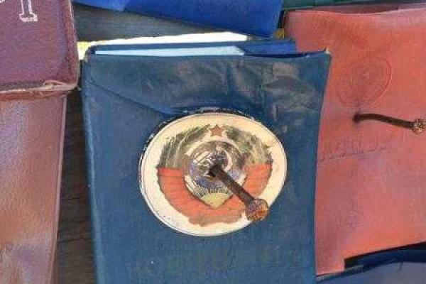 Украинские бойцы собрали коллекцию пророссийской атрибутики, изъятой у проезжающих через блокпост поклонников СССР Украинские бойцы собрали коллекцию пророссийской атрибутики, изъятой у проезжающих через блокпост поклонников СССР