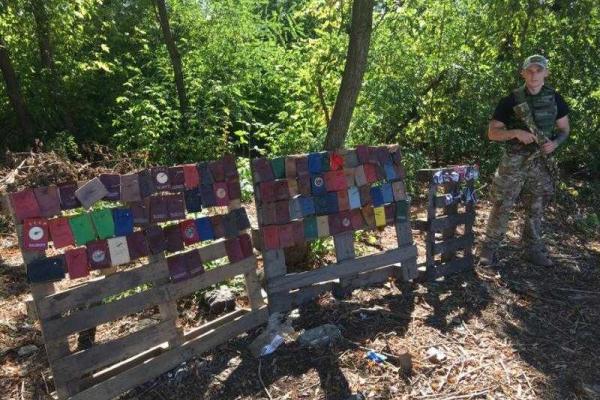 Украинские бойцы собрали коллекцию пророссийской атрибутики, изъятой у проезжающих через блокпост поклонников СССР Украинские бойцы собрали коллекцию пророссийской атрибутики, изъятой у проезжающих через блокпост поклонников СССР