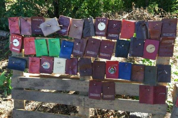 Украинские бойцы собрали коллекцию пророссийской атрибутики, изъятой у проезжающих через блокпост поклонников СССР Украинские бойцы собрали коллекцию пророссийской атрибутики, изъятой у проезжающих через блокпост поклонников СССР