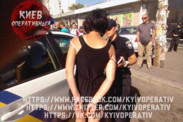 ДТП в Киеве: пьяная парочка на "Шевроле" протаранила вход в станцию метро ДТП в Киеве: пьяная парочка на "Шевроле" протаранила вход в станцию метро