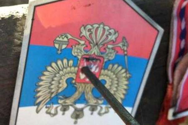 Украинские бойцы собрали коллекцию пророссийской атрибутики, изъятой у проезжающих через блокпост поклонников СССР Украинские бойцы собрали коллекцию пророссийской атрибутики, изъятой у проезжающих через блокпост поклонников СССР