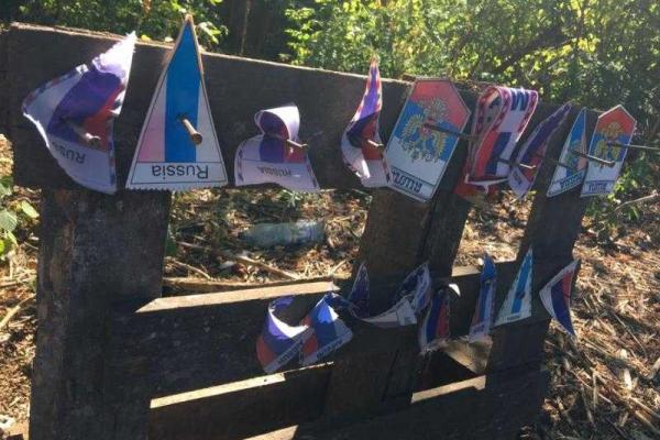 Украинские бойцы собрали коллекцию пророссийской атрибутики, изъятой у проезжающих через блокпост поклонников СССР Украинские бойцы собрали коллекцию пророссийской атрибутики, изъятой у проезжающих через блокпост поклонников СССР