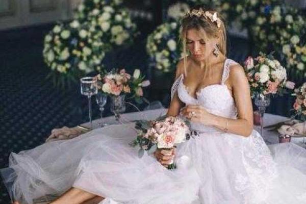 Вера Брежнева показала необычное свадебное фото