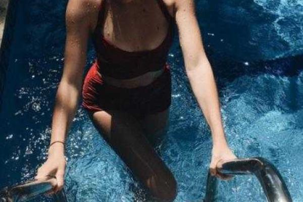 Вера Брежнева показала яркие пляжные фото