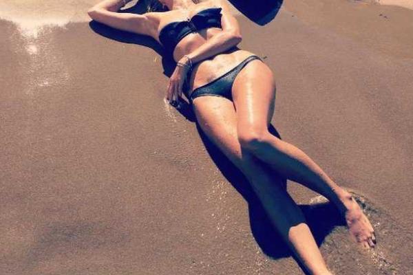 Вера Брежнева показала яркие пляжные фото