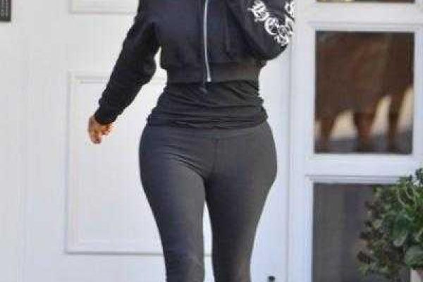 Ким Кардашьян поразила своих фанатов тонкой талией 