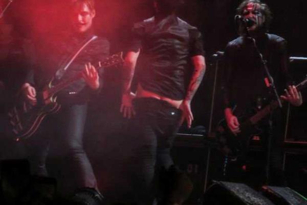 Мэрилин Мэнсон во время выступления в Лос-Анджелесе оголился и сжег Библию Мэрилин Мэнсон во время выступления в Лос-Анджелесе оголился и сжег Библию