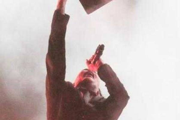 Мэрилин Мэнсон во время выступления в Лос-Анджелесе оголился и сжег Библию Мэрилин Мэнсон во время выступления в Лос-Анджелесе оголился и сжег Библию