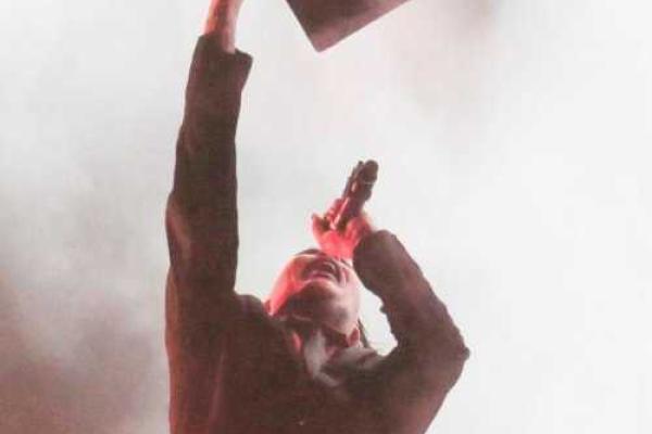 Мэрилин Мэнсон во время выступления сжег Библию Мэрилин Мэнсон во время выступления сжег Библию