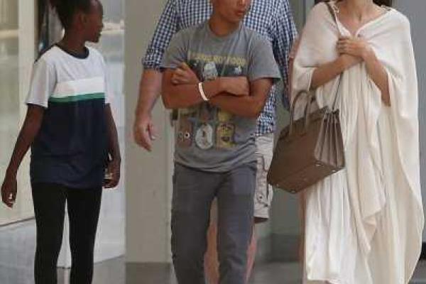 Папарацци засняли Анджелину Джоли в странной одежде на прогулке с детьми Папарацци засняли Анджелину Джоли в странной одежде на прогулке с детьми