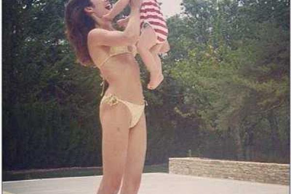 Актриса Ольга Куриленко впервые показала своего сына