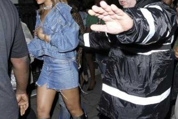 Папарацци сфотографировали Рианну в странном наряде