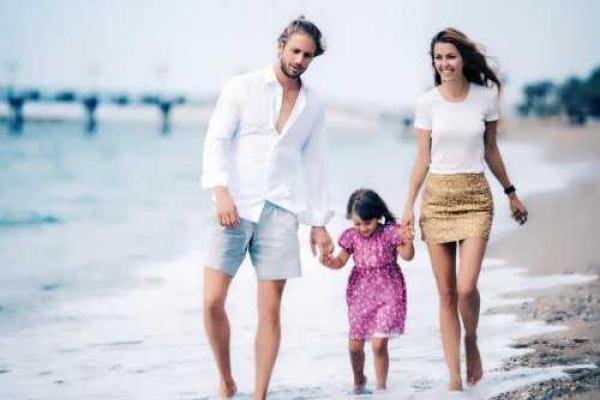 Виктория Боня показала фото с мужем и дочерью