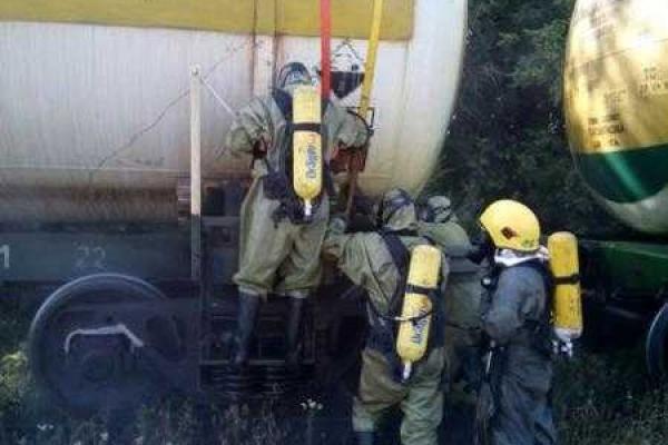 В Запорожской области из железнодорожной цистерны вытекла кислота