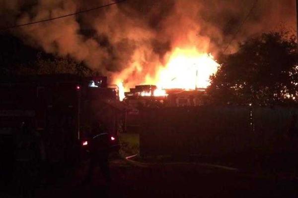 В Донецке в результате обстрела сгорел жилой дом В Донецке в результате обстрела сгорел жилой дом