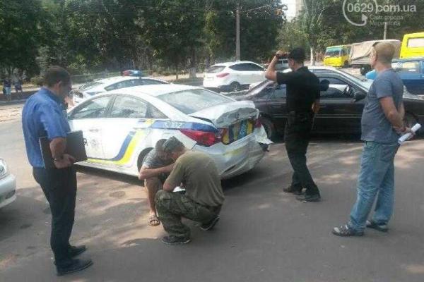 В Мариуполе произошло ДТП: маршрутка врезалась в полицейский автомобиль